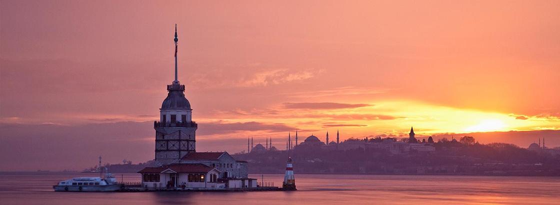 İstanbul'da gün batımı ve Kız Kulesi